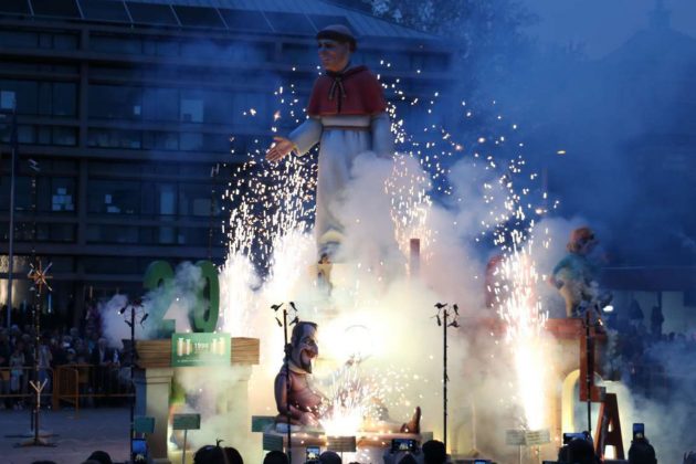 La falla 20 Aniversario Patrimonio de la Humanidad ardió en Alcalá de Henares
