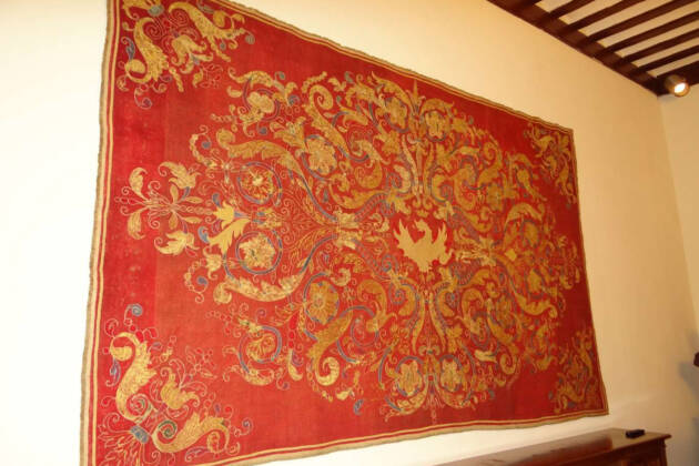 Alcalá de Henares recupera su repostero baldaquino del siglo XVII