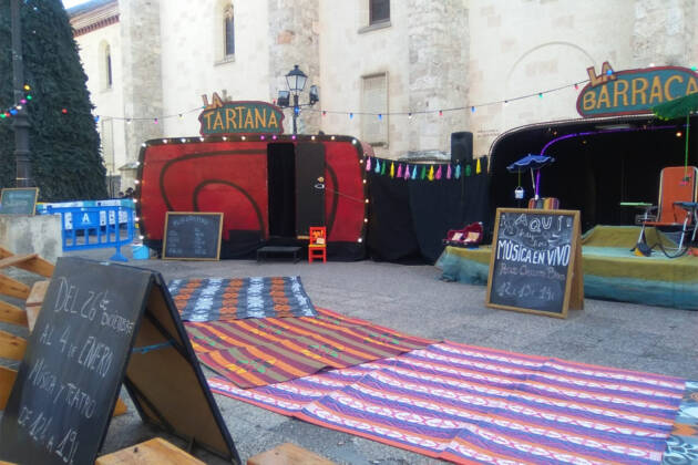 Teatro sobre ruedas en la Plaza de los Santos Niños durante la Navidad