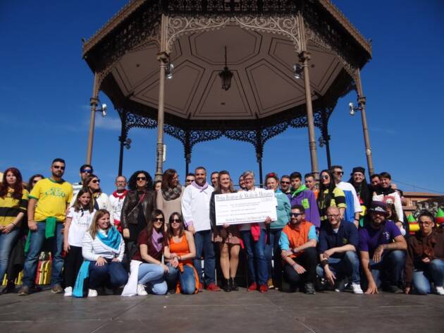 Las Peñas de Alcalá entregan el cheque solidario de las Preuvas 2018
