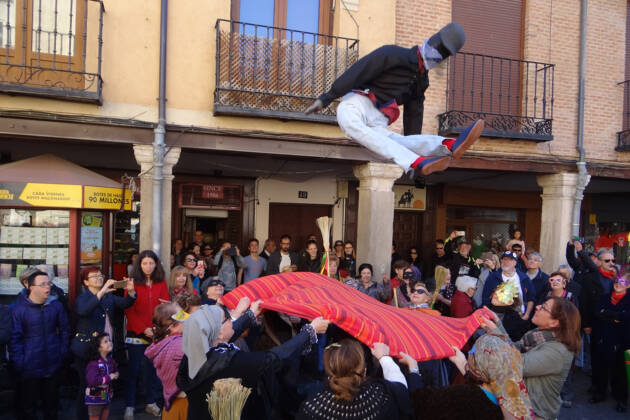 El Pasacalles Manteo del pelele volvió al Carnaval de Alcalá de Henares