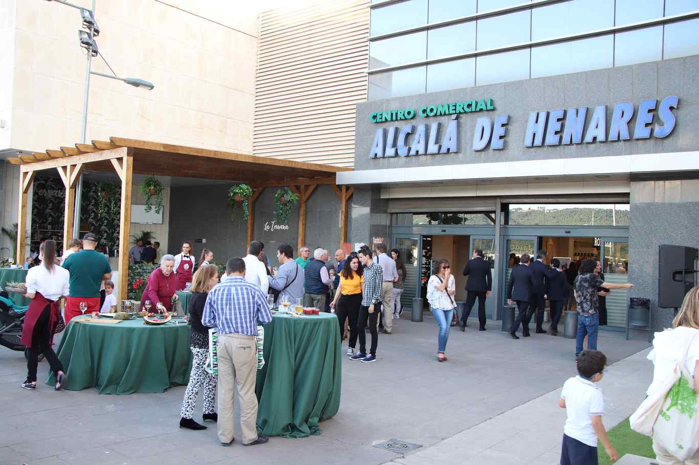 El Corte Inglés su nueva Terraza-Gastrobar con la voz de Neva Alcalá