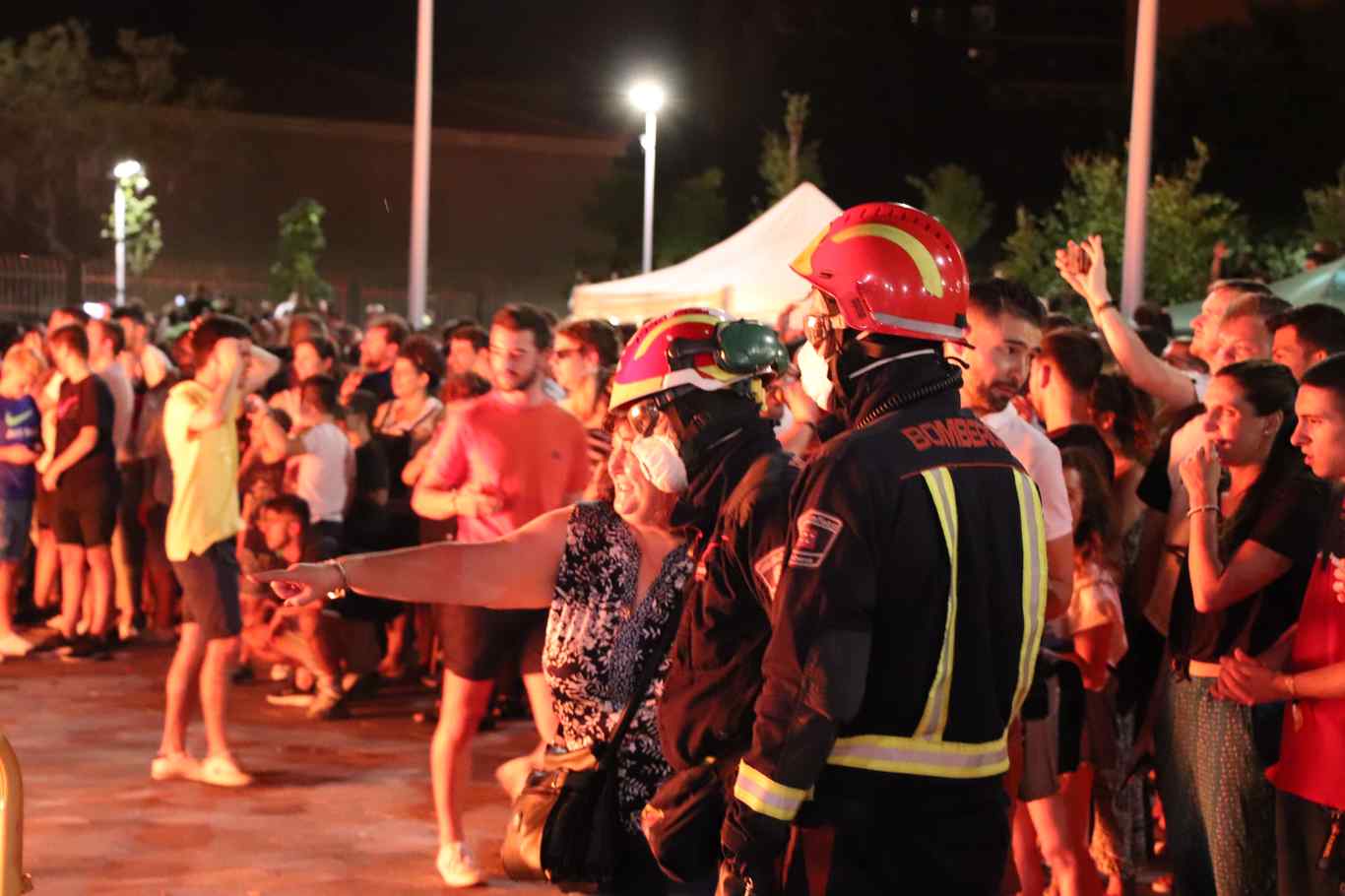 La Hoguera de San Juan de Alcalá de Henares arde en la noche del