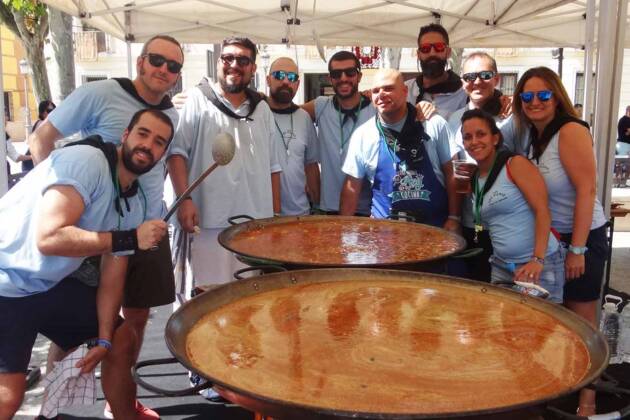 Paella solidaria de Los Pichis con vermú de El Woky, los Bufones y Los Doblones