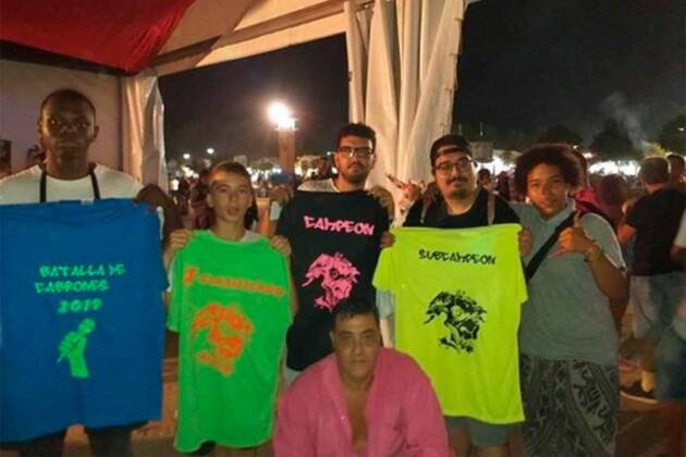 El Desbarajuste la lió con su Batalla de Gallos en su carpa del Ferial