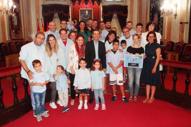 La Peña Los Pichis entrega la recaudación de su paella solidaria de Ferias 2019