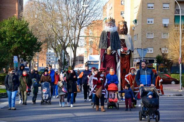 La Comparsa Navideña de Gigantes y cabezudos se pasea por Alcalá