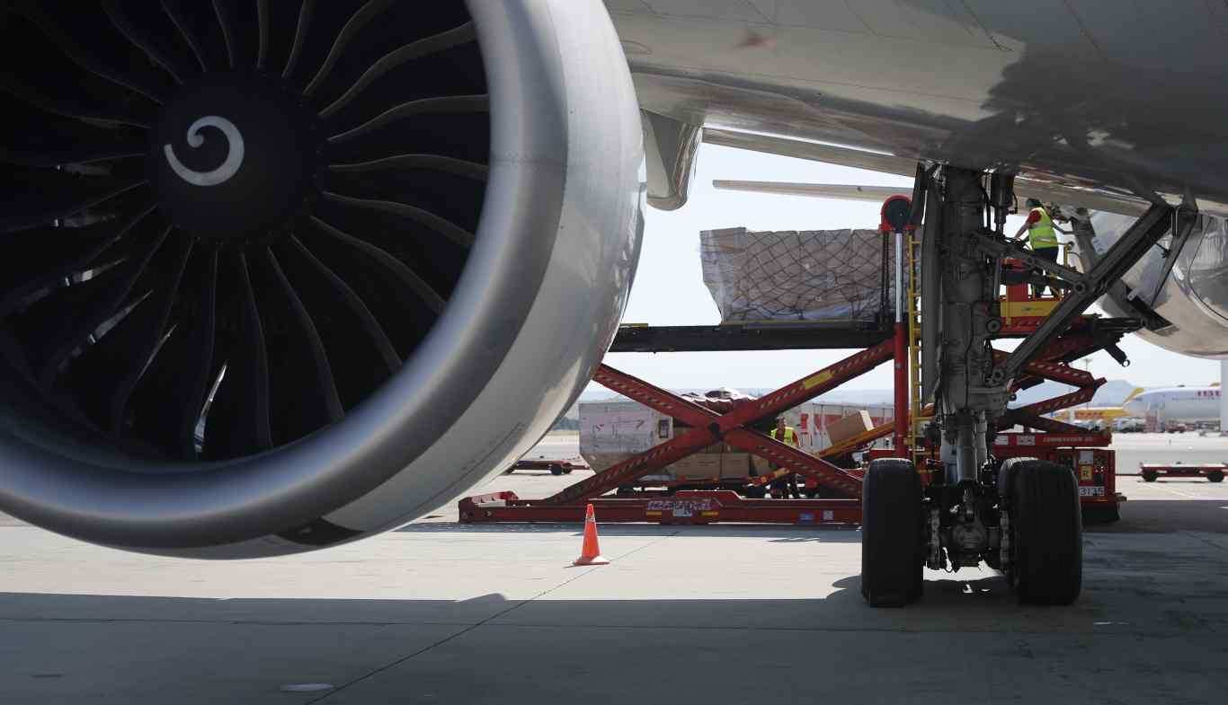 Nuevo avión con material sanitario contra el coronavirus para los ...