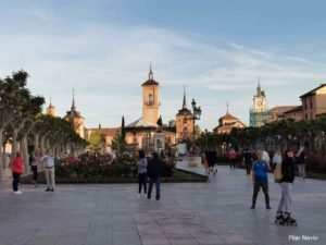 La CAM quiere abrir los centros comerciales y eliminar las franjas horarias de los paseos