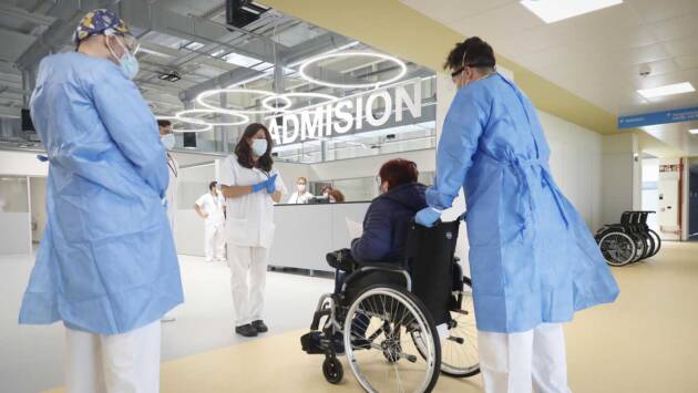 El Hospital público Enfermera Isabel Zendal entra en funcionamiento