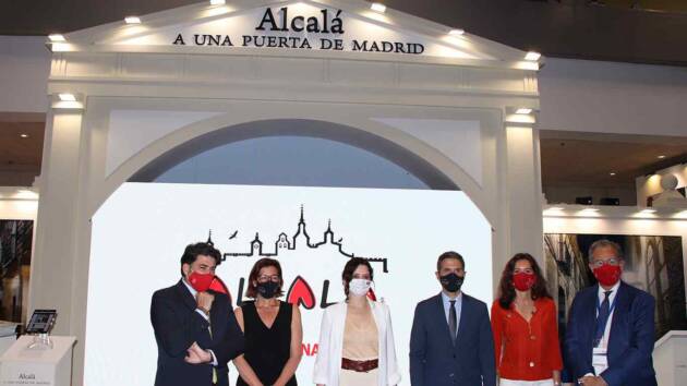 Políticos nacionales y autonómicos en el estand de Alcalá de Henares en FITUR