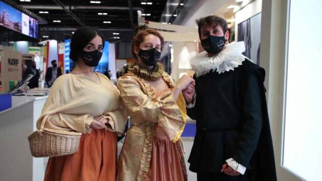 Cervantes, Catalina y su criada devuelven al estand de Alcalá en FITUR al siglo de Oro