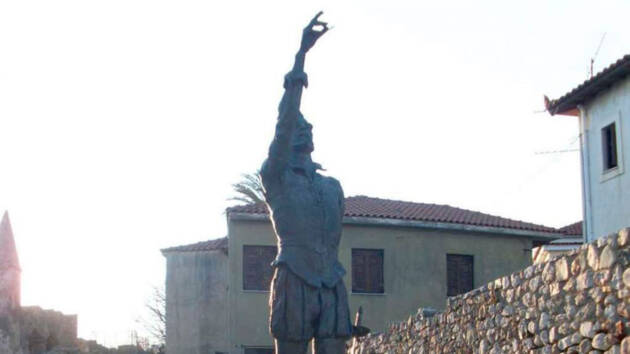 La estatua de Cervantes en la fortificación de Lepanto