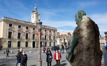 La estatua de Luis Astrana Marín se instala a los pies de la Torre de Santa María