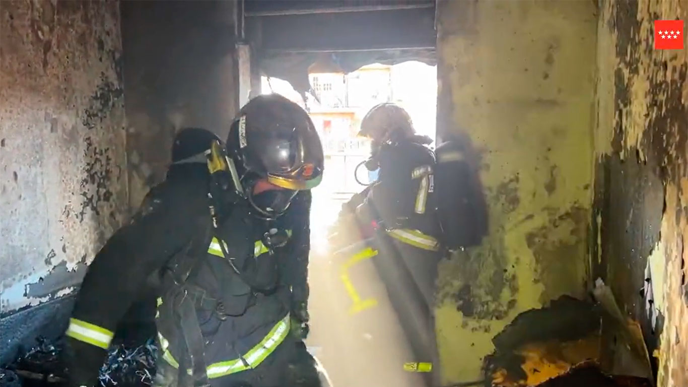 Un herido grave por quemaduras en la cara tras un incendio en la calle ...