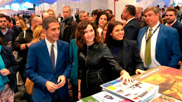 Visita de los políticos nacionales y regionales al estand de Alcalá de Henares en FITUR 2023