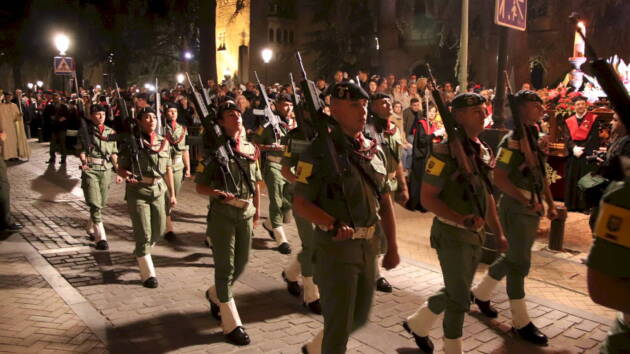 La muerte no es el final y la Oración Paracaidista volvieron a sobrecoger a la Semana Santa Complutense