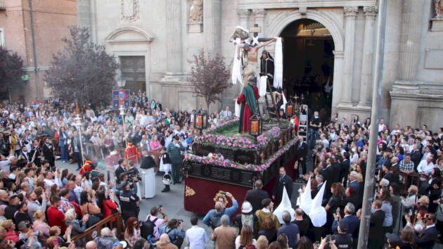 Salida de la procesión de la Soledad Coronada y el Sagrado Descendimiento 2023
