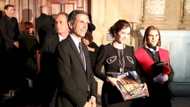 Isabel Díaz Ayuso procesiona con el Cristo de los Doctrinos de Alcalá de Henares