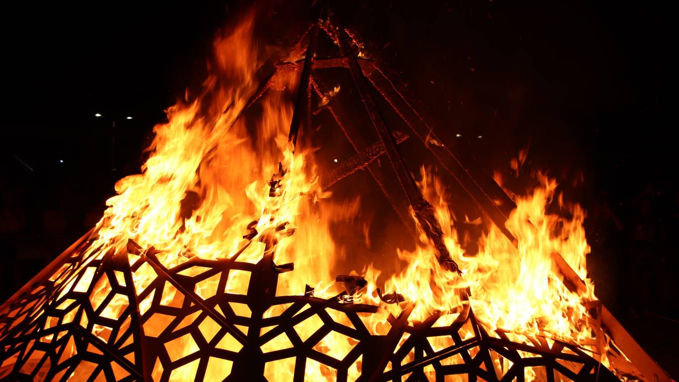 La Hoguera de San Juan 2023 protagonizó la noche del 24 de junio en ...