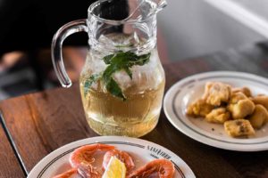 Rebujito y gambas en Taberna San Isidro para celebrar las Ferias de Alcalá de Henares 2024