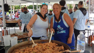 Paella solidaria de Los Pichis con vermú de Hormigón, Cazo, Gladiadores y Desbarajuste