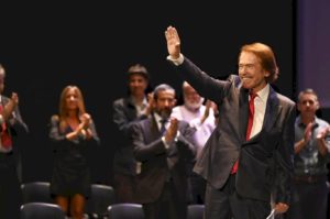 Raphael recoge el galardón a las Artes y las Letras en la gran noche de los Premios Ciudad de Alcalá