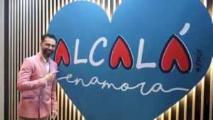 Rodrigo Villarrubia, el maestro de ceremonias del estand de Alcalá de Henares en FITUR