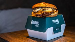 El éxito de la Frankie Smash se consolida en Alcalá de Henares y Frankie Burgers amplía su horario