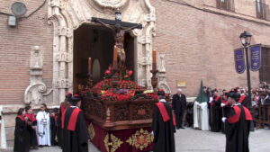 La lluvia suspende la Procesión de los Doctrinos 2024 y obliga a regresar para proteger las imágenes