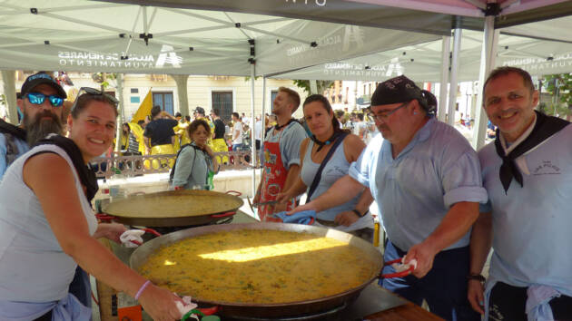 Paella solidaria de Los Pichis en el vermú de Vikingos, El Golpe y Presidiarios
