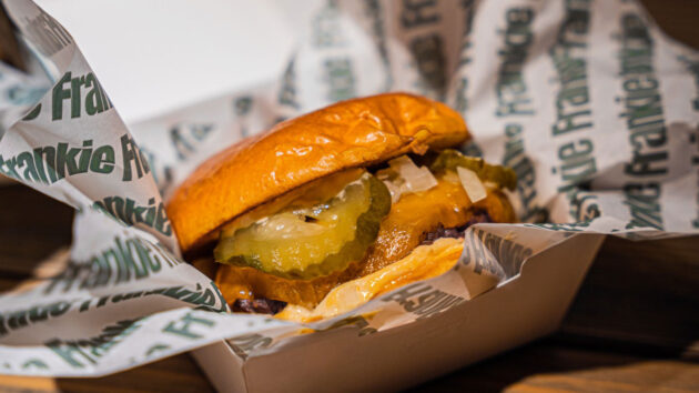 Frankie Burgers: el Mercado Cervantino 2025 cuenta con la mejor hamburguesa de Alcalá