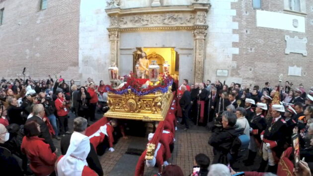 Salida de la procesión del Cristo de la Columna 2025 de Alcalá de Henares