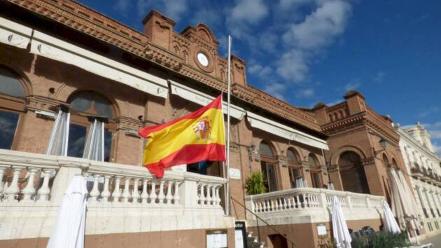 La bandera de España ondea a media asta en el Círculo de Contribuyentes por el Viernes Santo