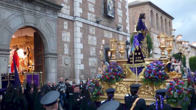 La lluvia solo permitió salir a la puerta a la Trinitaria de Medinaceli en la Semana Santa 2025