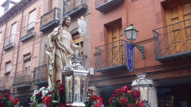 Salida y recorrido del Domingo de Resurrección de la Semana Santa de Alcalá de Henares 2025