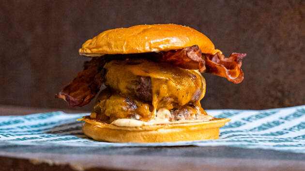 Frankie Burgers: la hamburguesa que conquistó Alcalá amplia sus horarios para celebrar el día de la hamburguesa