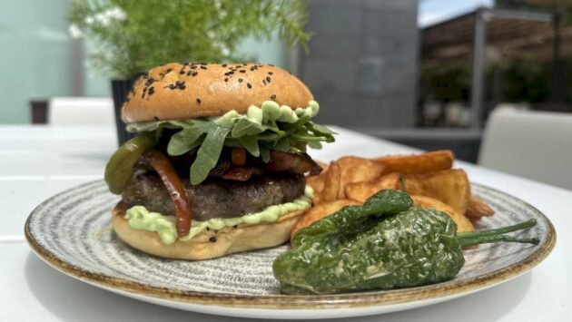 El Hotel PCM Forum Alcalá presenta “La Curryosa”, su nueva hamburguesa gourmet para saborear el verano
