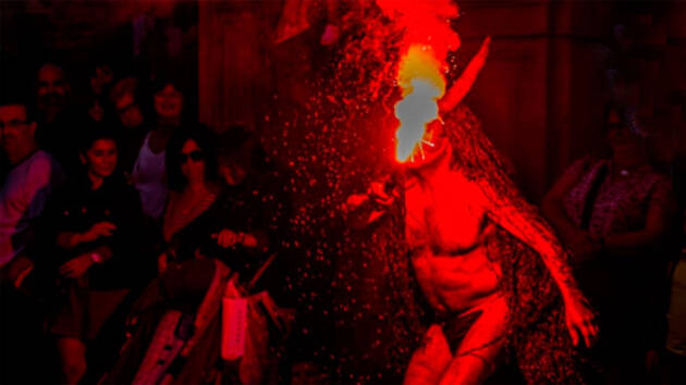 De plumas y otros espíritus: fuegos artificiales y zancudos por la calle Mayor