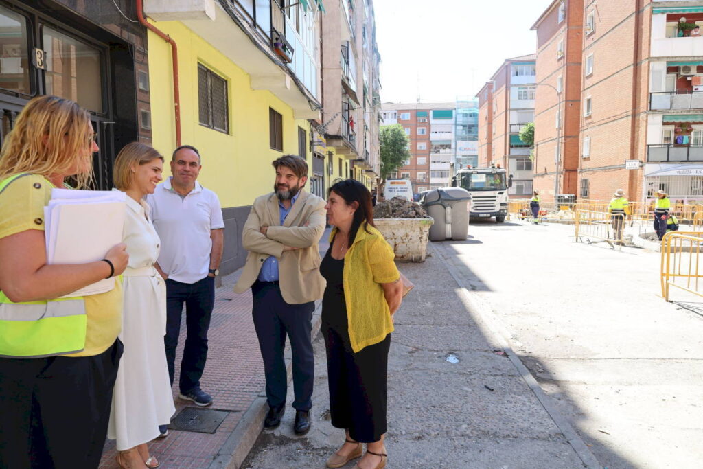La alcaldesa visita las obras del entorno de Reyes Católicos, parte del ...