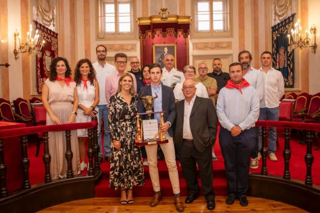 La alcaldesa entrega el trofeo Patrimonio de la Humanidad al torero Sergio Rodríguez como ejemplo del “presente y futuro de la tauromaquia”