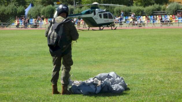 Así fue la Exhibición de las Fuerzas Armadas y el salto paracaidista en las Ferias de Alcalá 2025
