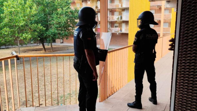 La Policía Municipal evita un intento de ocupación en la Avenida de la Alcarria y colabora en el desalojo pacífico de una vivienda en la Corrala