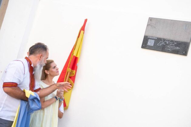La alcaldesa expresa su “compromiso y fraternidad” con la Asociación de Ucranianos de Alcalá en la inauguración de una placa conmemorativa