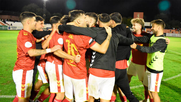 La RSD Alcalá con 9 jugadores, sin entrenador y con un suplente expulsado, se carga al líder