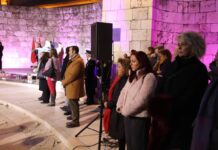 PSOE: La alcaldesa de Alcalá rompe el consenso histórico en el acto del 25N para proteger a VOX