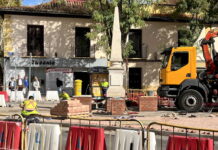 La Fuente de los Cuatro Caños vuelve a presidir su plaza, recuperando su lugar histórico