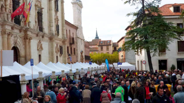 Miles de personas disfrutaron de la degustación benéfica de jamón de Alcalá de Henares