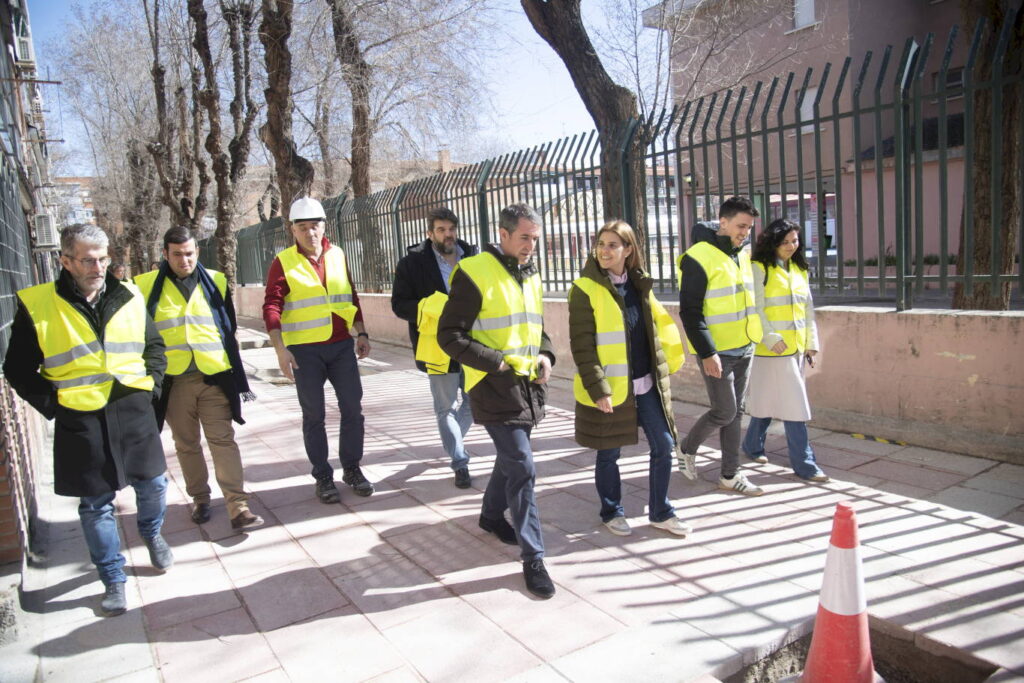 La alcaldesa visita las obras en el entorno del colegio Santos Niños ...