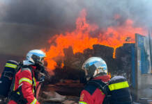 La lucha de los Bomberos contra el fuego para salvar la gasolinera del Polígono Azque